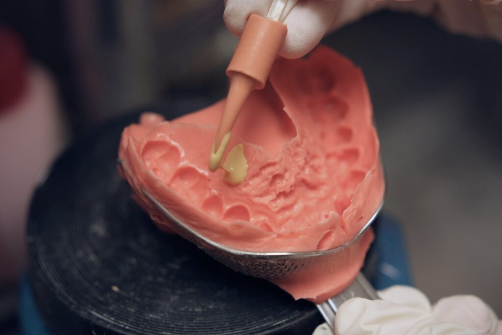 歯科技工士が教える『石膏の流し方』のコツ